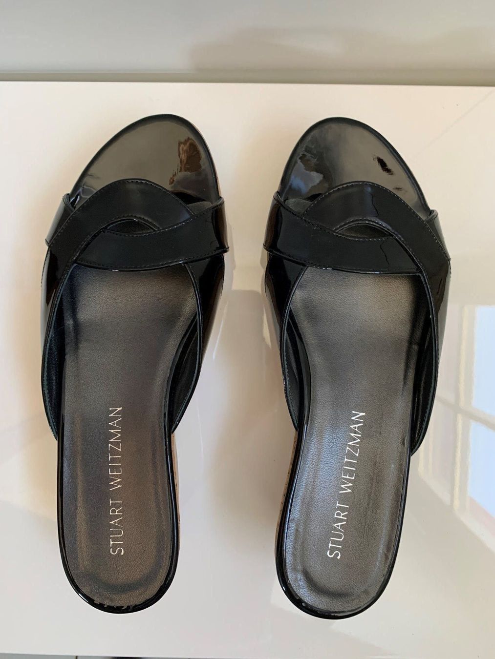 Stuart Weitzman Scarpe da donna: STUART WEITZMAN: Neue schwarze Lackleder-Sandale, 37,5 – Nuovo (secondo la descrizione) da Luzern venduto da paulablue 2