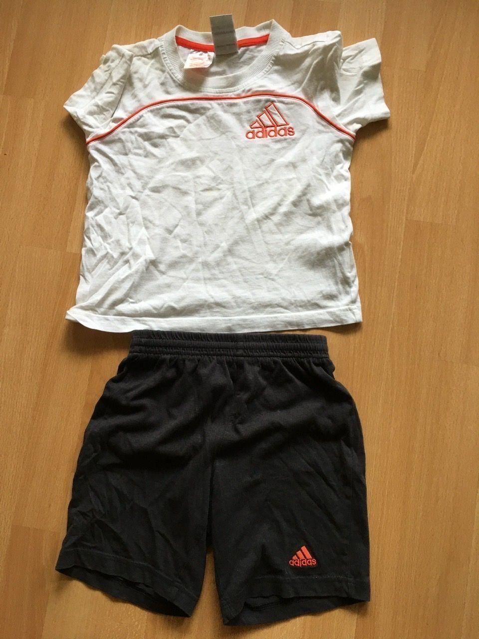 Adidas Altro abbigliamento per bambino: Jungen kleider set gr 104 - 116 – Usato da Wabern venduto da adamovski