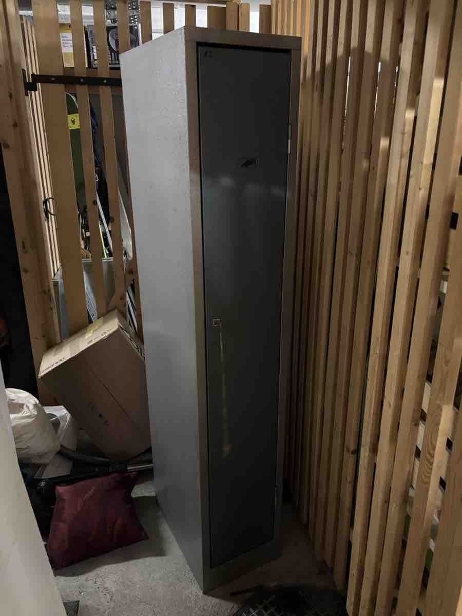 Armadi: Alter Spind/Schrank – Usato da Zürich venduto da pab_95sp 1
