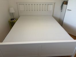 Bett weiss mit 2 Lattenroste und Matratze