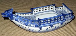 JAPAN Schale HIRADO PORZELLAN – Drachenboot, 40cm lang