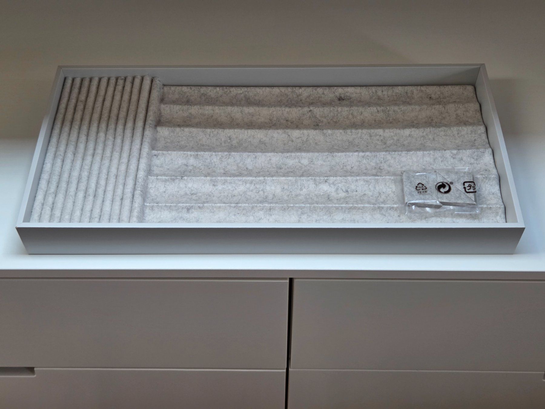Ikea Sistemi di archiviazione: IKEA KOMPLEMENT Schmuckeinsatz, hellgrau, 25x53x5 cm – Usato da Dietikon venduto da rvs_g9y7 1