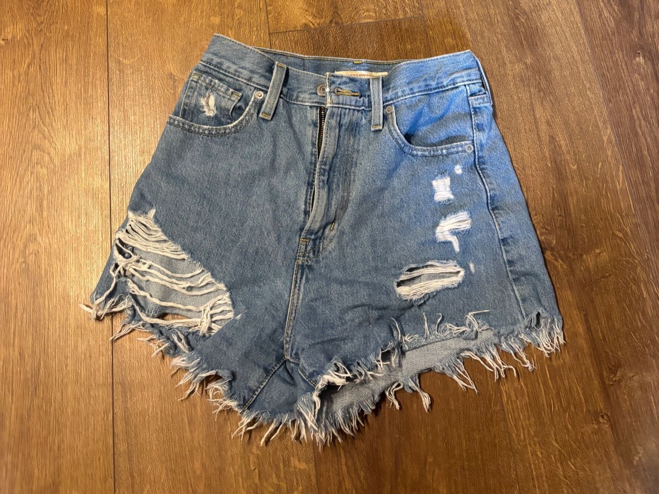 Levi's Jeans: Short jean Levis – Usato da St-Saphorin-Lavaux venduto da cin_c6cy