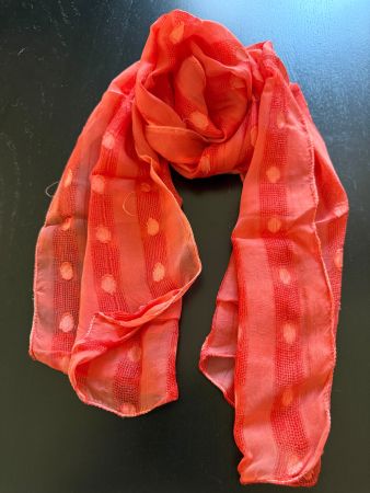 Sommerlicher Korall-Schal mit Tupfenmuster, Top Zustand