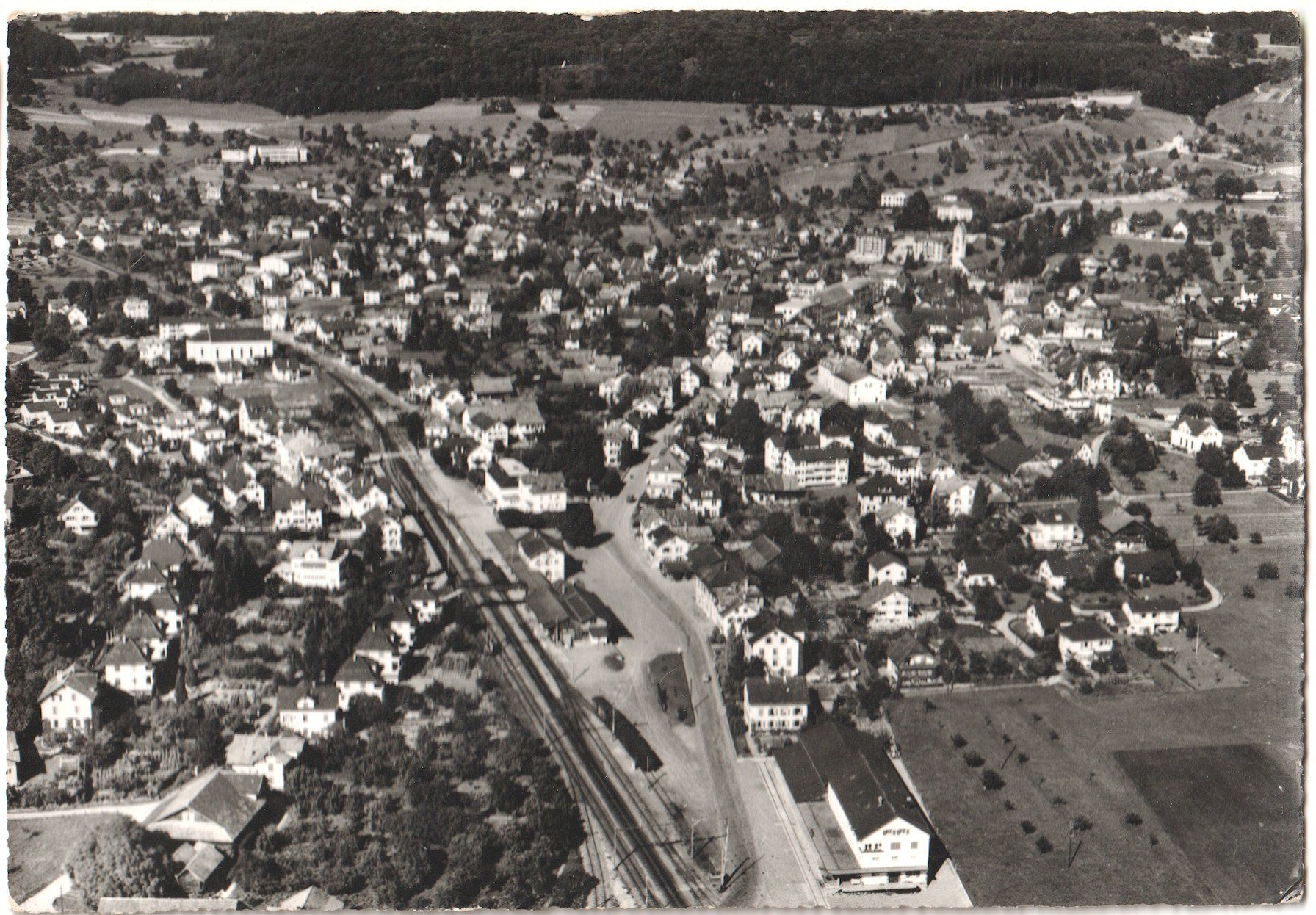 Cartoline postali: AFFOLTERN a.A: Flieger-AK mit Bahnhof 1956 – Usato da Engelburg venduto da Swisscards 1