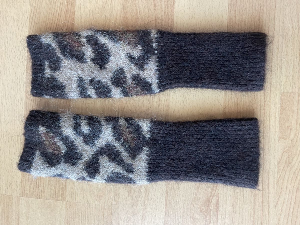 Guanti & manicotti: Gestrickte Armstulpen, Braun mit Animal Print – Nuovo (secondo la descrizione) da Horgen venduto da Ed0 2