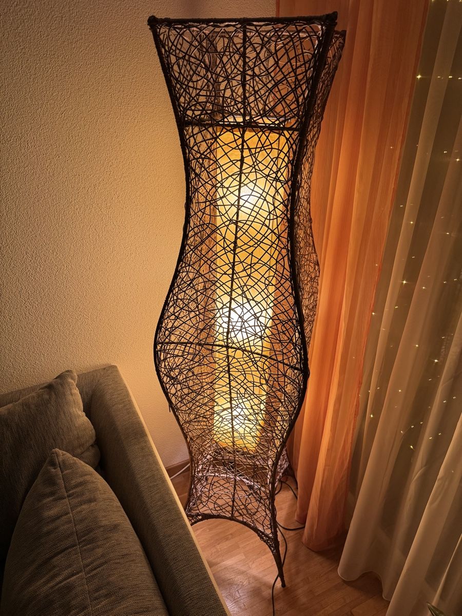 Lampes: Ständerlampe aus Holz geflochden – D'occasion à Appenzell Eggerst. par nafnaf03