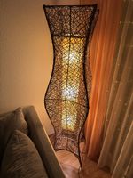 Ständerlampe aus Holz geflochden
