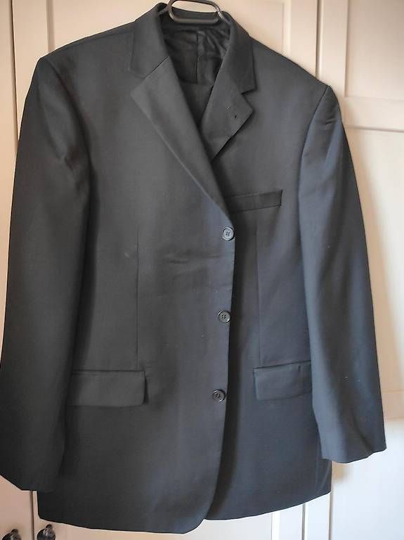 Costumes: Eleganter schwarzer Herrenanzug  – D'occasion à Ostermundigen par verkauefer