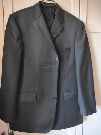 Eleganter schwarzer Herrenanzug 