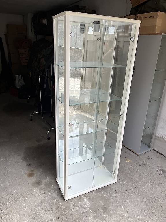 Vetrine: Vitrine blanche avec éclairage – Usato da Villaz-St-Pierre venduto da Kopeck_Militaria