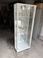Vitrine blanche avec éclairage