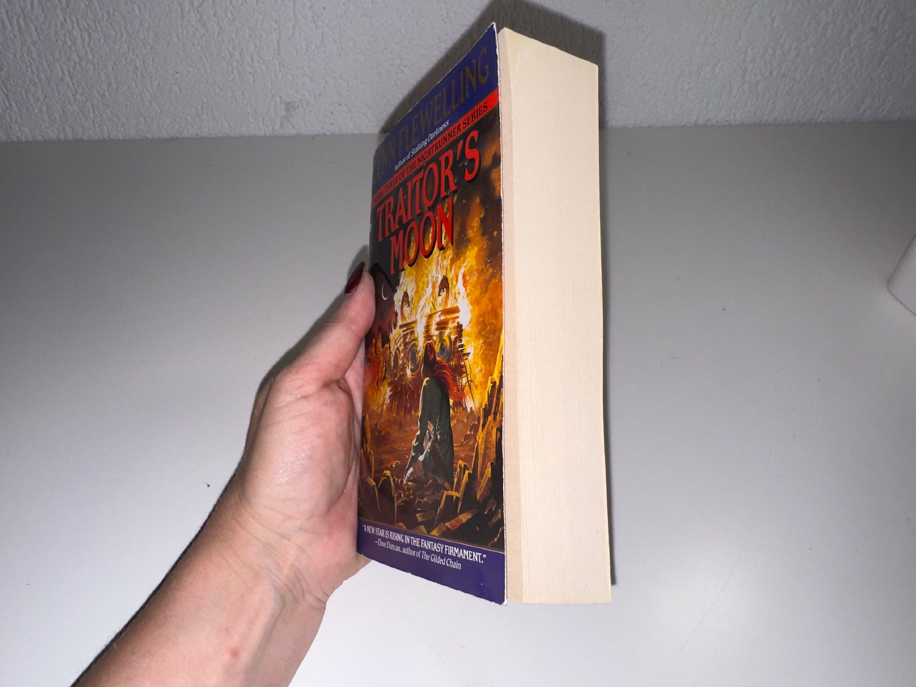 Libri: NOVEL: Lynn Flewelling, Traitor's moon – Usato da Grosswangen venduto da English_books 1