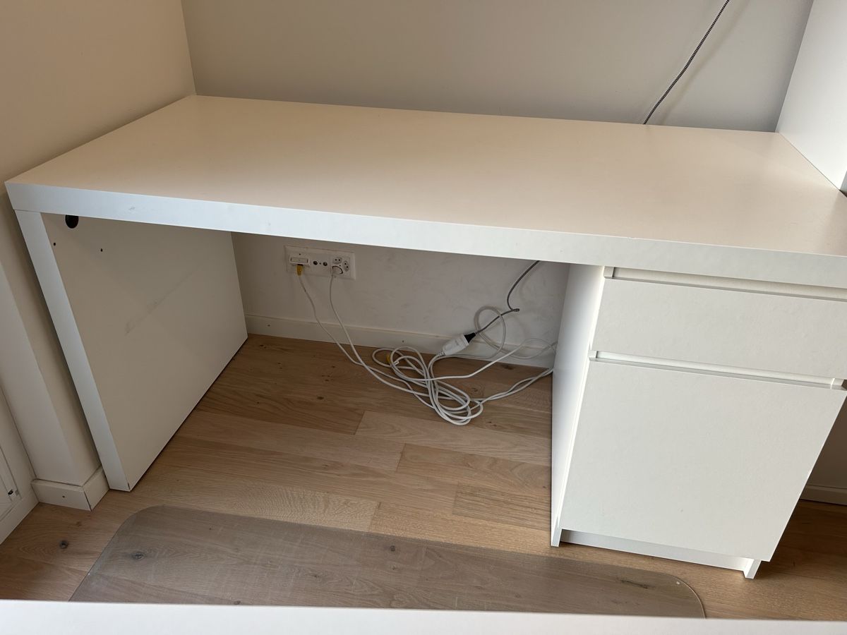 Ikea Schreibtische: Schreibtisch - IKEA MALM – Gebraucht aus Zürich von fel_v9fm 1