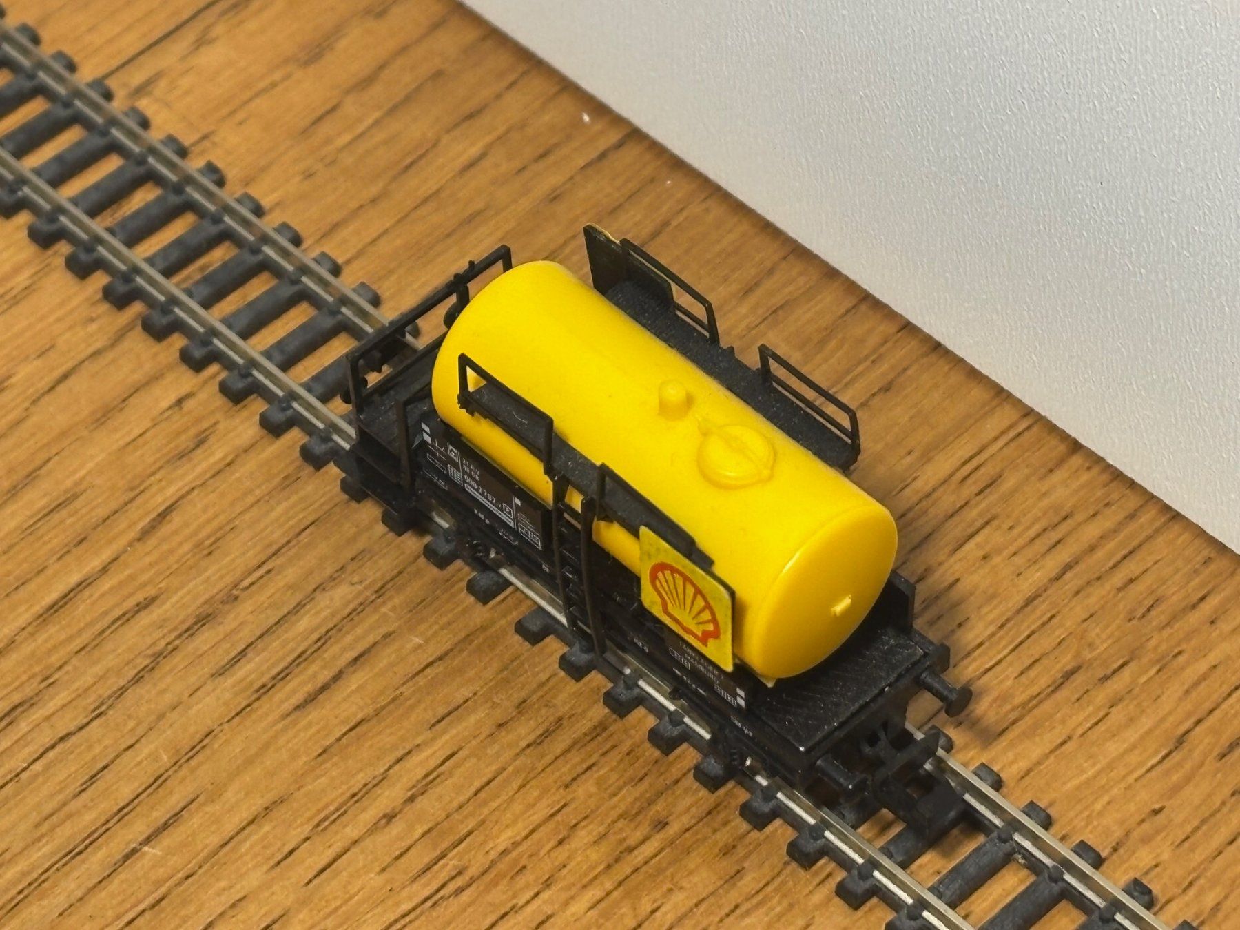 Modellini di ferrovie: e1385: Kesselwagen SHELL (Spur N)  -  #2 – Nuovo (secondo la descrizione) da Birsfelden venduto da Birs_25 3