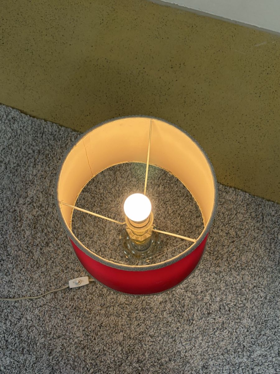 Lampade: Vintage Tischlampe mit rotem Schirm – Usato da Pfäffikon ZH venduto da cei_g59g 1