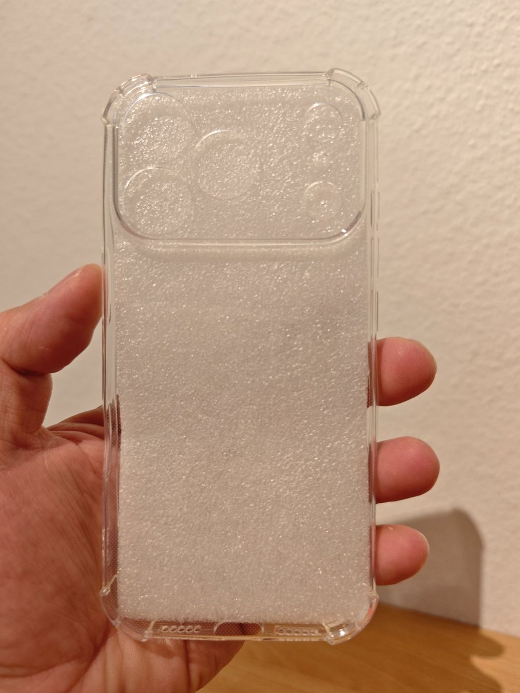 Cover & Protezioni schermo: Iphone 17 Pro - ultradünne Silikon Schutzhülle – Nuovo e nell'imballaggio originale da Grosshöchstetten venduto da Mouchi