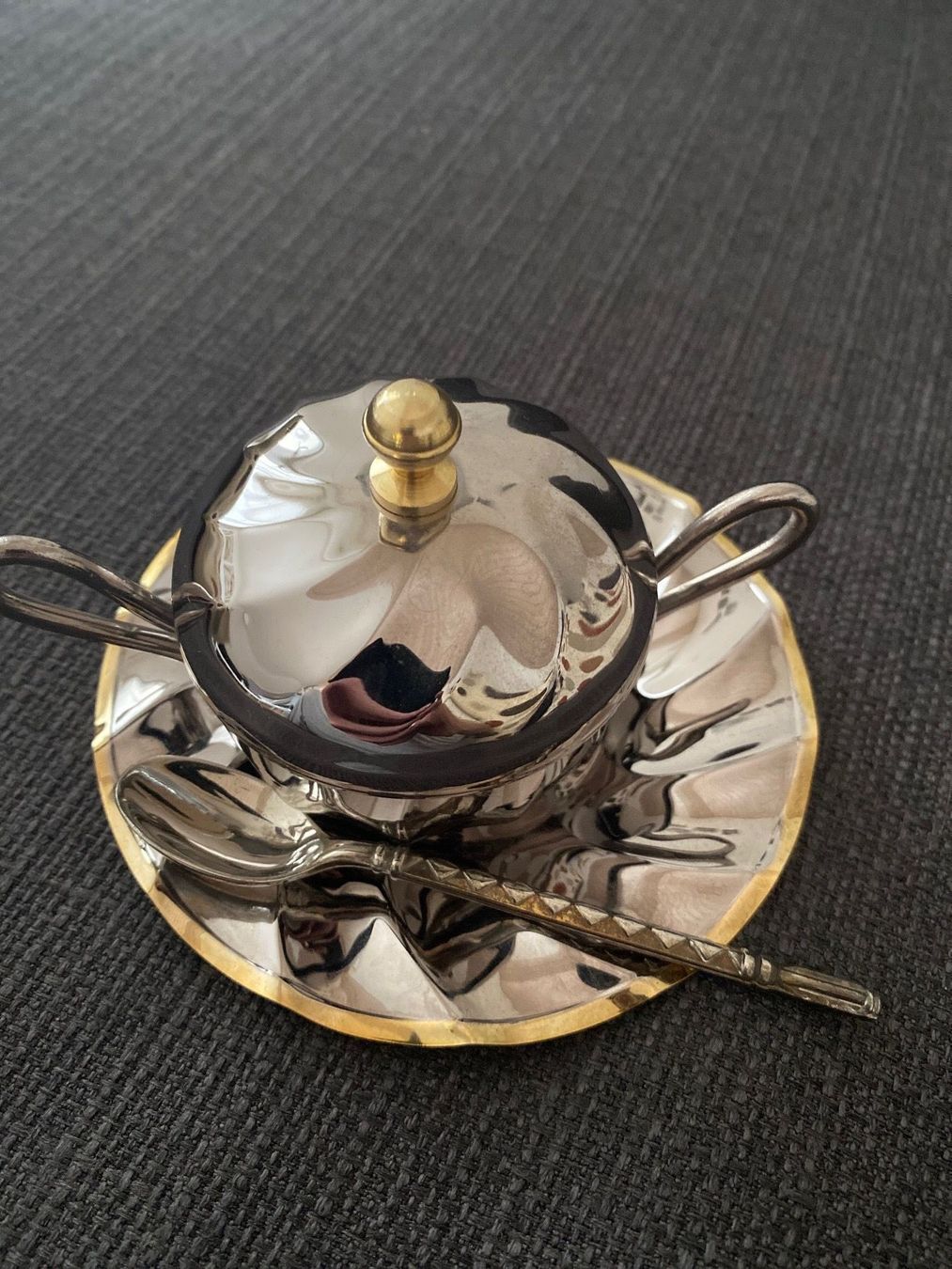 Set di piatti: Tasse mit Deckel und Löffel – Usato da Abtwil SG venduto da ale2002