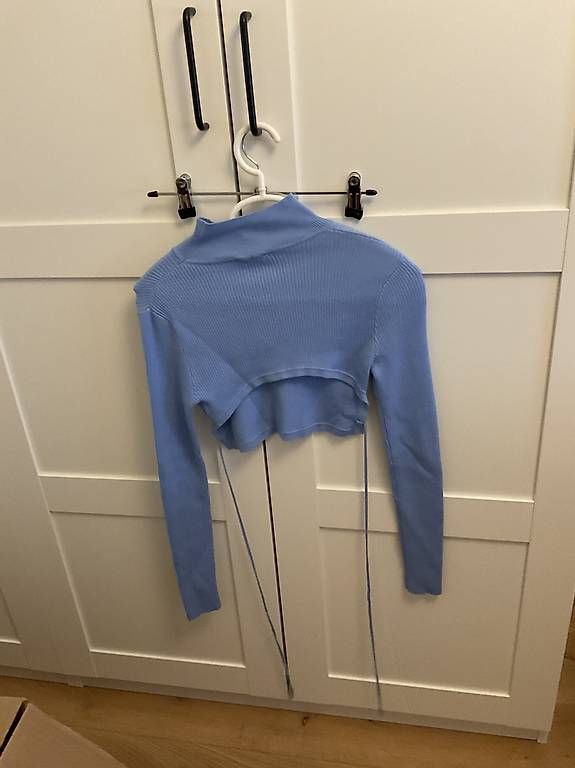 Top: Blauer Oberteil mit langen Ärmel und halb rückenfrei – Usato da Wettingen venduto da monikazefi 1