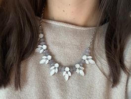 Collana con motivi floreali, lilla e violetto