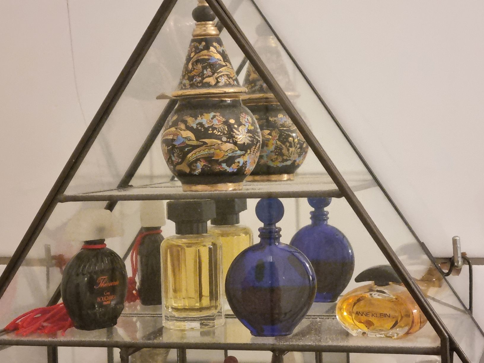 Vetrine: Vitrine aus Glas in Hausform, mit kl. Parfums – Usato da Laupen BE venduto da Bombers 3