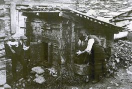 Lötschental  VS   -   Arbeiten beim Schweinestall