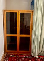 Filigraner Mid Century Kleiderschrank mit Glastür (vintage)
