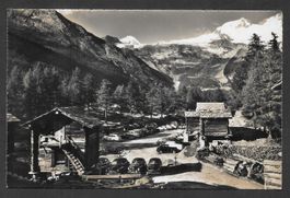 Saas Fee Auto-Parkplatz mit Fee-Gletscher