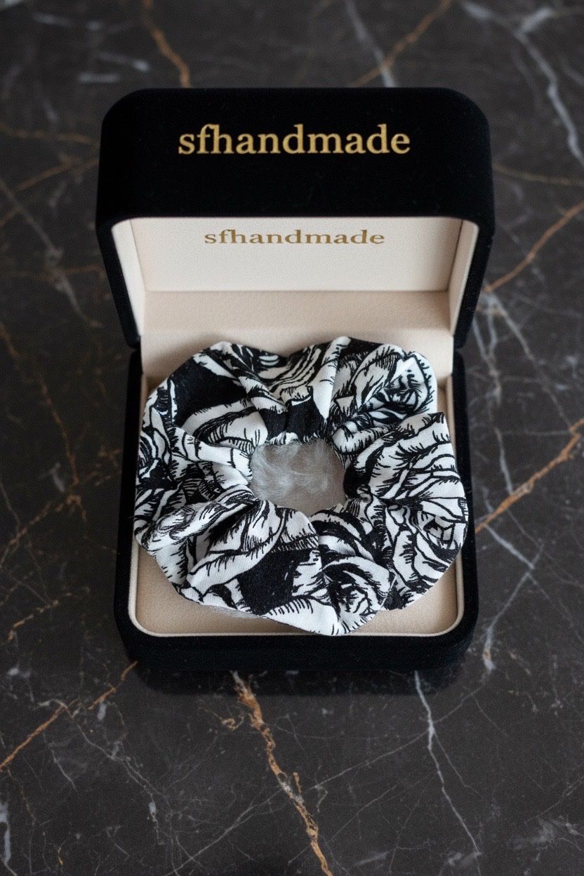 Haarschmuck: Chices Scrunchie schwarz-weiss Rosen-sfhandmade – Neu (gemäss Beschreibung) aus Baar von sfhandmade