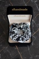 Chices Scrunchie schwarz-weiss Rosen-sfhandmade
