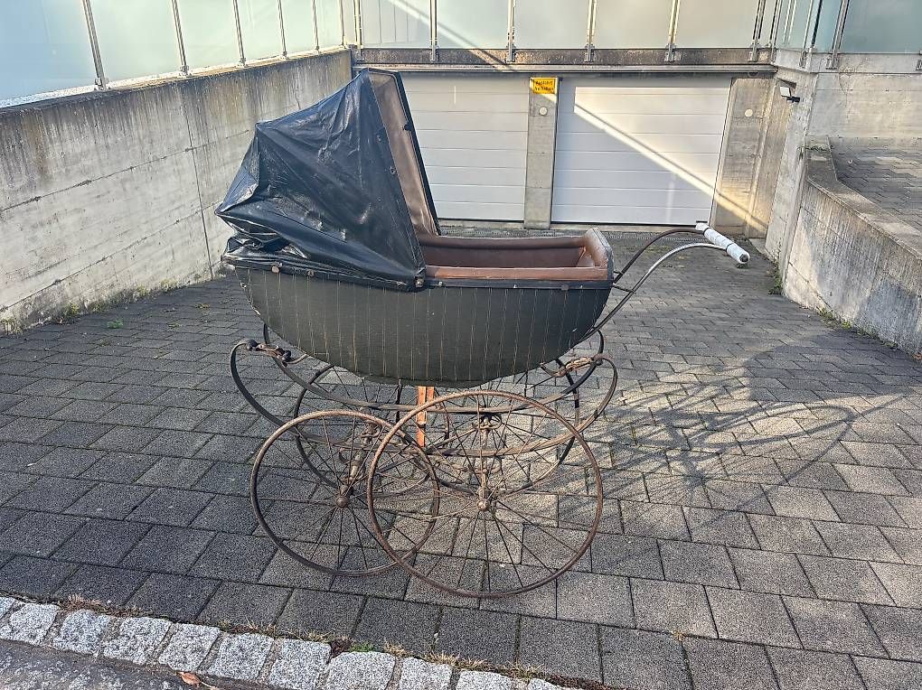 Poussette: Kinderwagen antik Barock – D'occasion à Heldswil par CRG125