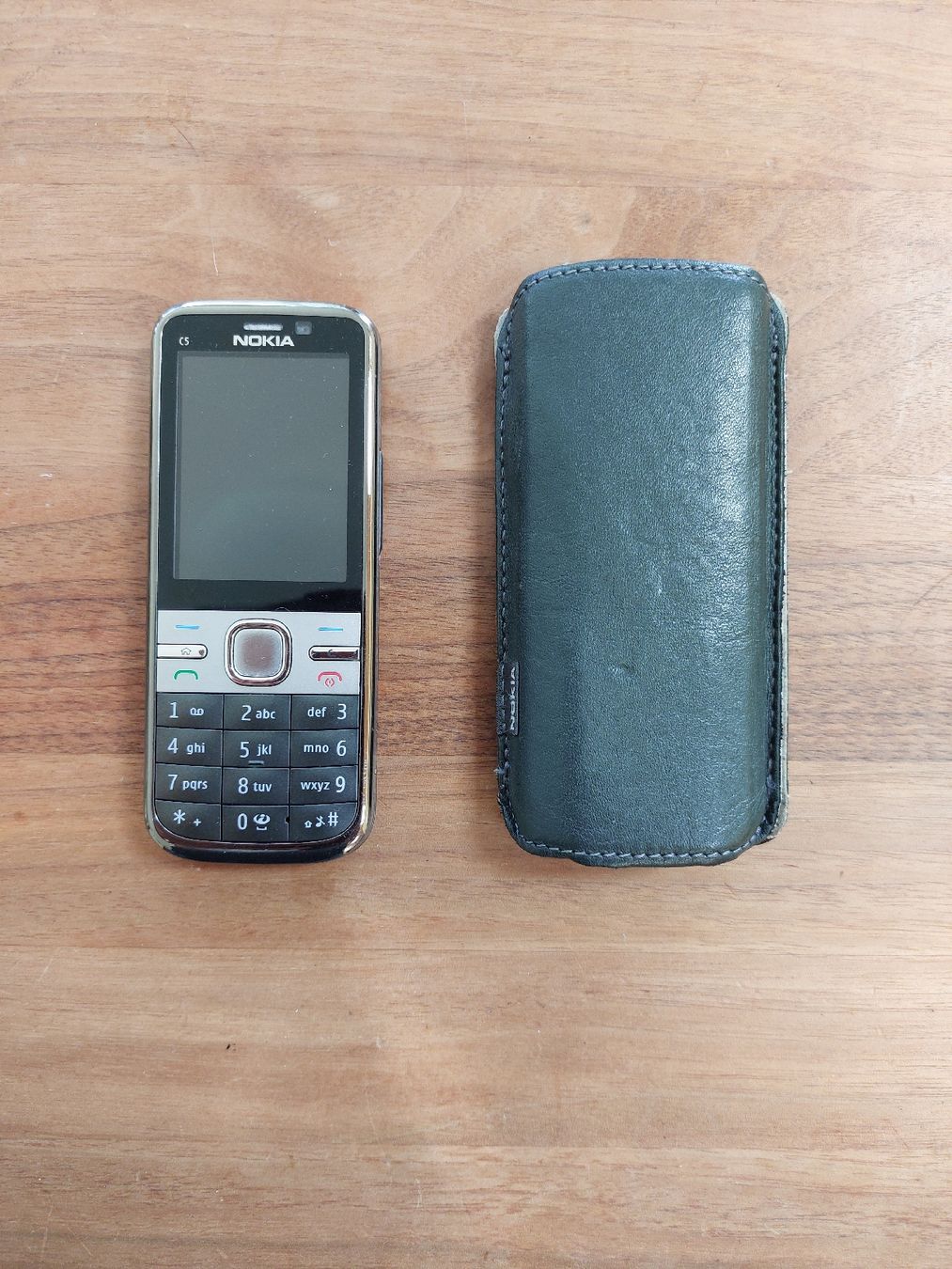 Nokia Telefoni cellulari / Smartphones: Nokia C5-00 mit Original-Lederhülle – Nuovo (secondo la descrizione) da Winterthur venduto da deal12 2