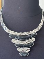 Collier Plastron Argenté et Résine Marbrée.Signe  Belle Mss