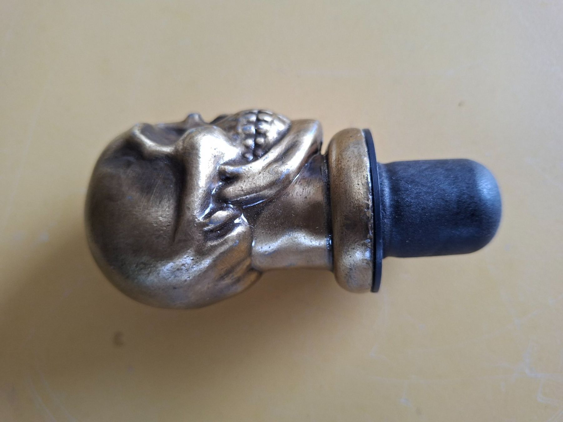 Flaschenöffner & -verschlüsse: Flaschenverschluss Totenkopf Messing ca. 9cm L – Gebraucht aus Ehrendingen von CHMEX 1