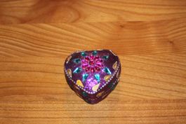 glitzernde  lila Schmuckdose in Herzform