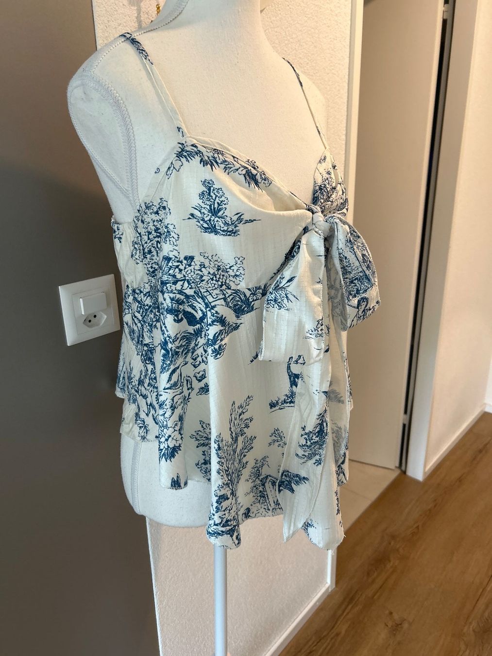 Top: Top mit Schleife ecru  und blauem Muster Gr. L – Usato da Brunnen venduto da Nala2929 2