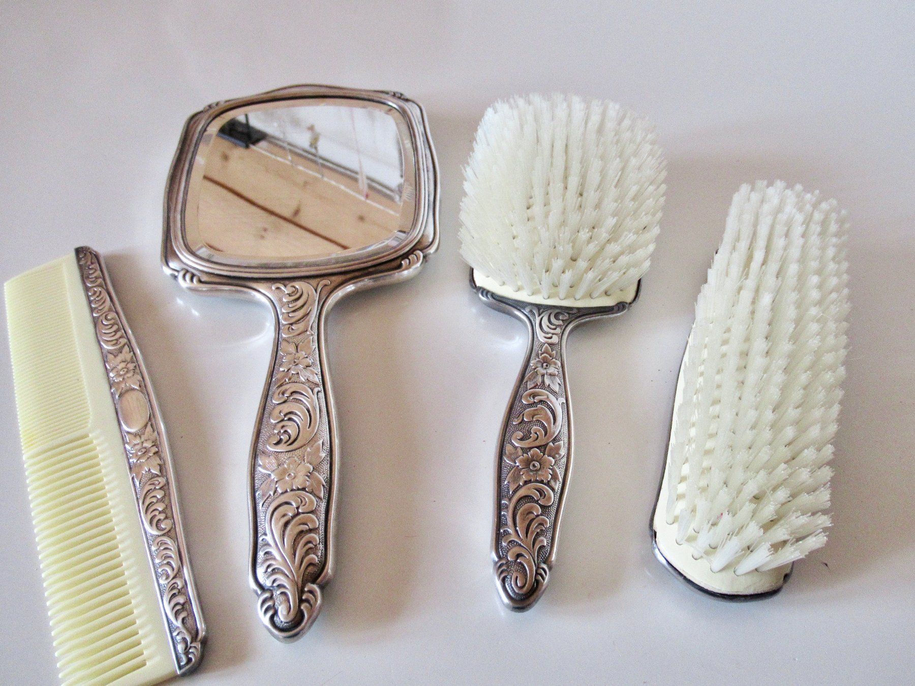 Autres articles pour la maison: Altes Bürsten-Set – D'occasion à Frauenkappelen par HDPerle 2