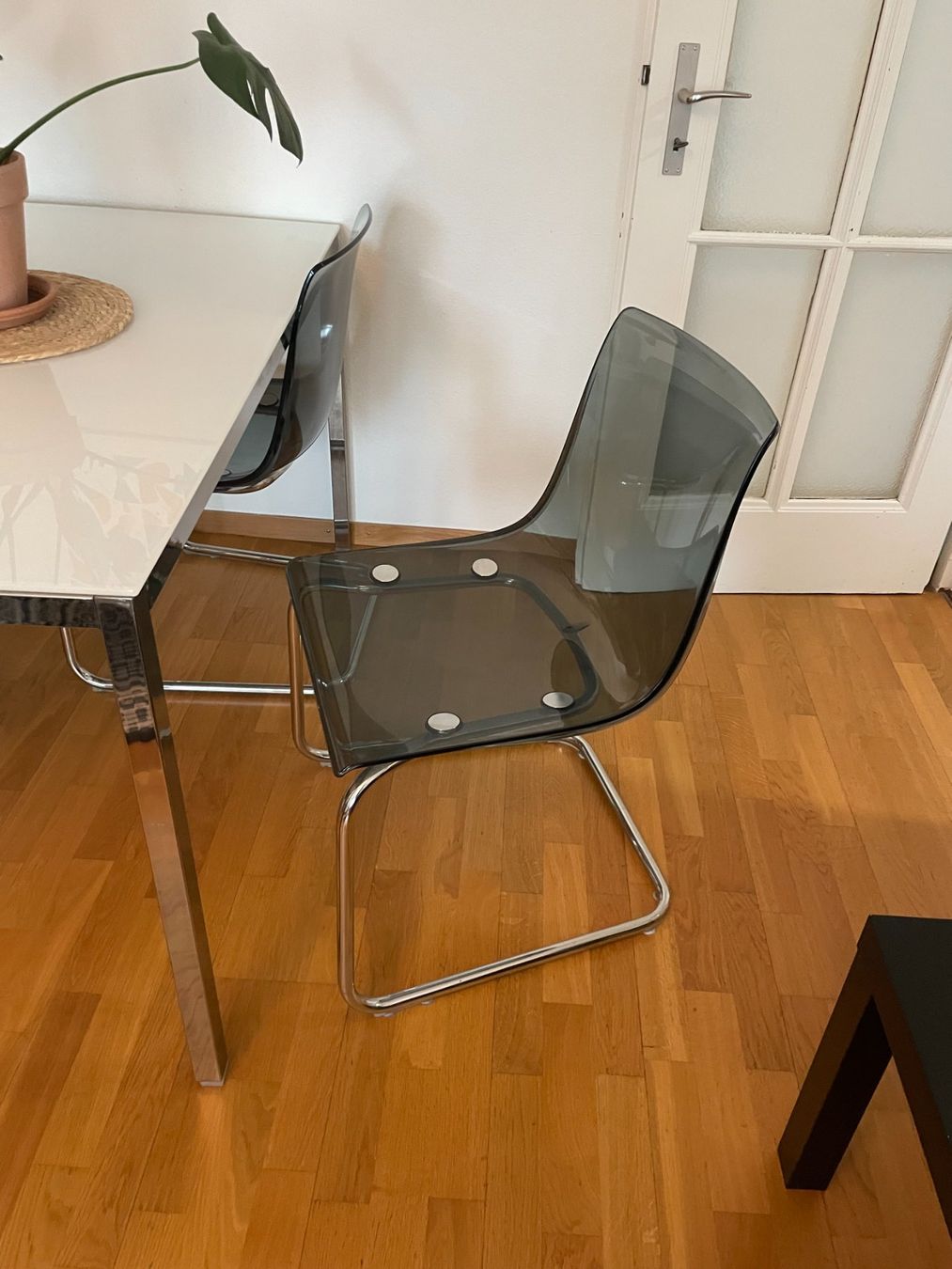 Set de table et chaises: Modern dining table with 4 chairs – D'occasion à Zürich par carlaferico 3