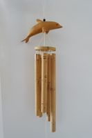 Windspiel mit Delfin aus Holz und Bambus