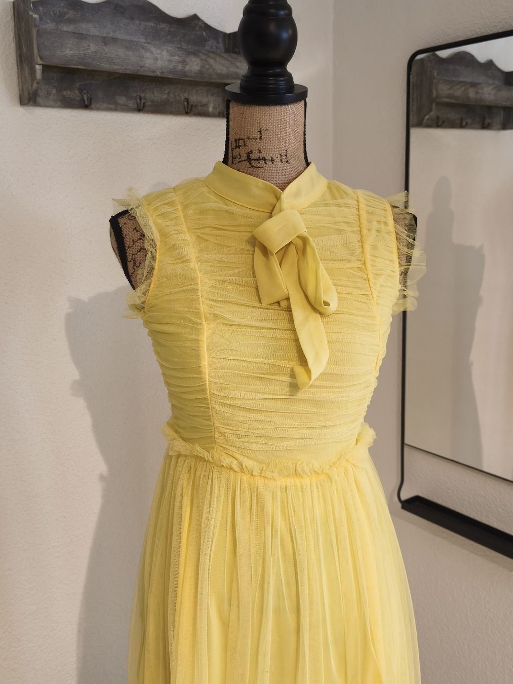 Kleider: Kleid gelb Grösse S neuwertig – Neu (gemäss Beschreibung) aus Emmetten von SecondhandSiska 1