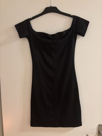 Schwarzes Off-Shoulder Kleid H&M Divided – Grösse S (36)