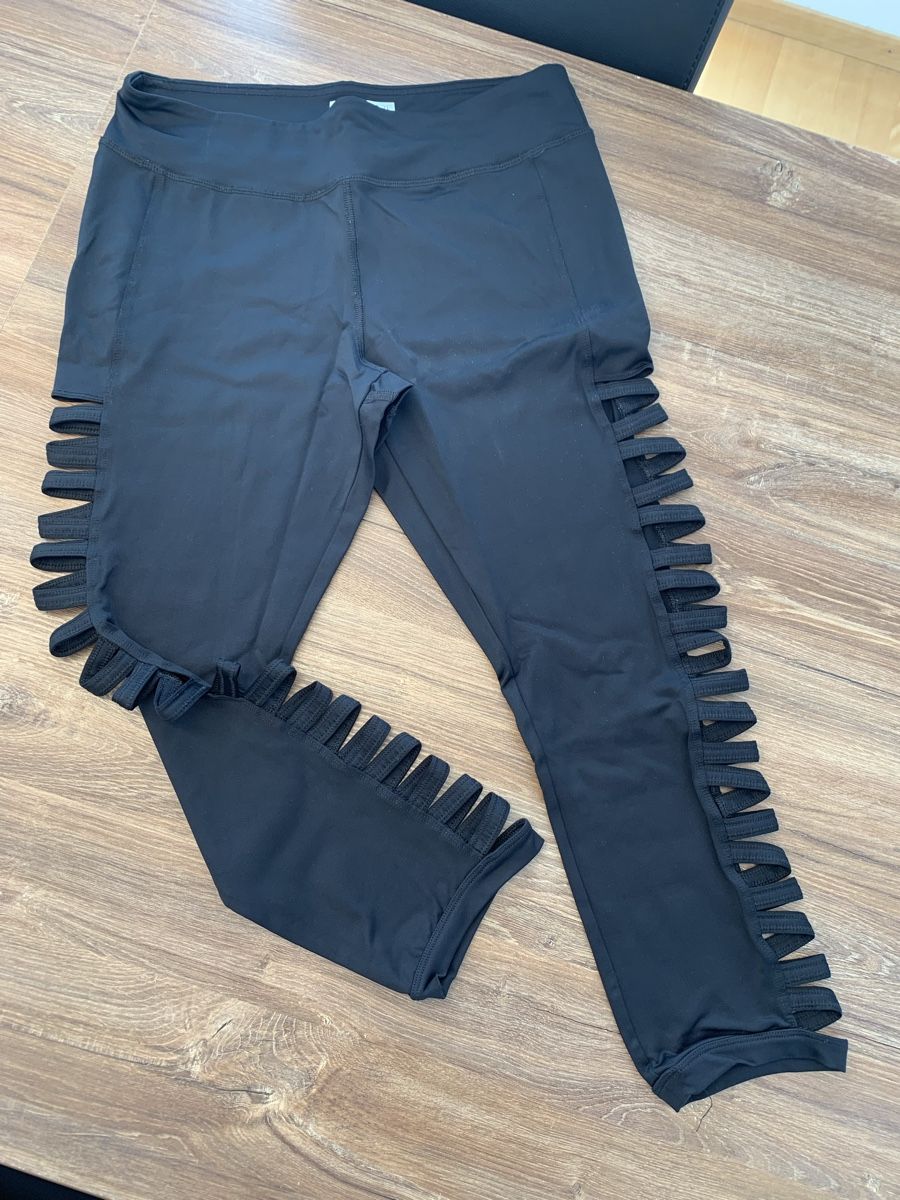 Leggings: Forever 21 Leggings mit Cutouts – Neu (gemäss Beschreibung) aus Kloten von Ale-1994