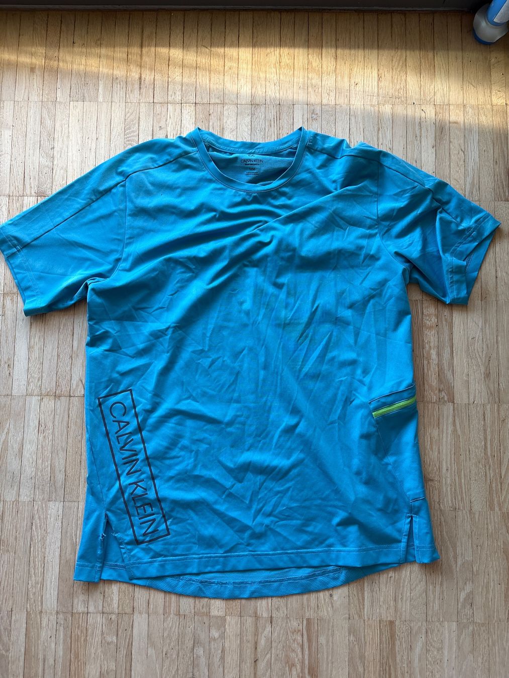Calvin Klein T-shirt: Calvin Klein Performance Tee, M, turquoise w. Zipper pocket – Usato da Nyon venduto da Iamher