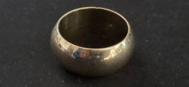 Bague large en métal doré  taille 59, état d'usage bon