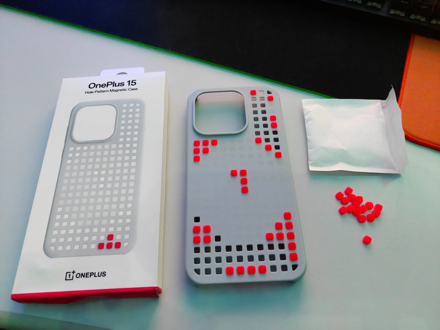 OnePlus Cover & Protezioni schermo: OnePlus 15 Hole-Pattern Magnetic Case – Nuovo (secondo la descrizione) da Bettwil venduto da benzill