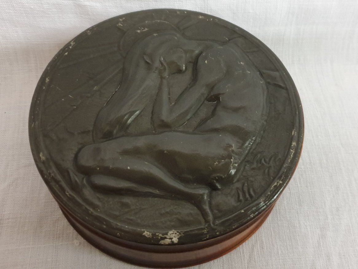Statuette: Antike Schatulle mit Figur – Usato da Emmen venduto da magelan