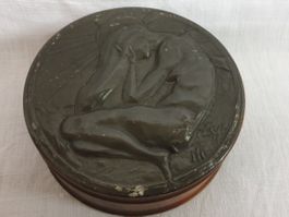 Antike Schatulle mit Figur