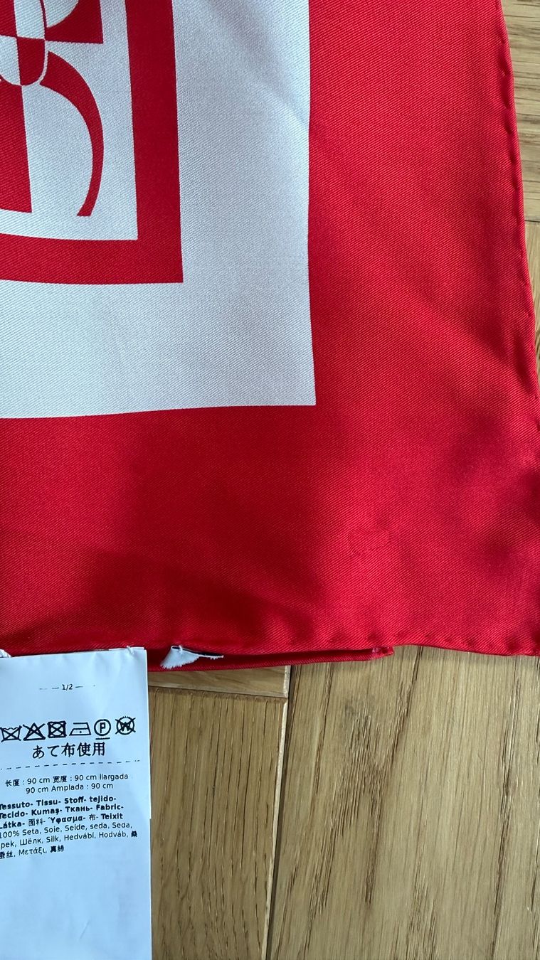 Max Mara Foulards, Tücher & Schals: Original Max Mara Seidentuch Valentino Red Fabric – Neu und originalverpackt aus Faulensee von Liebes_Kind_2019 4