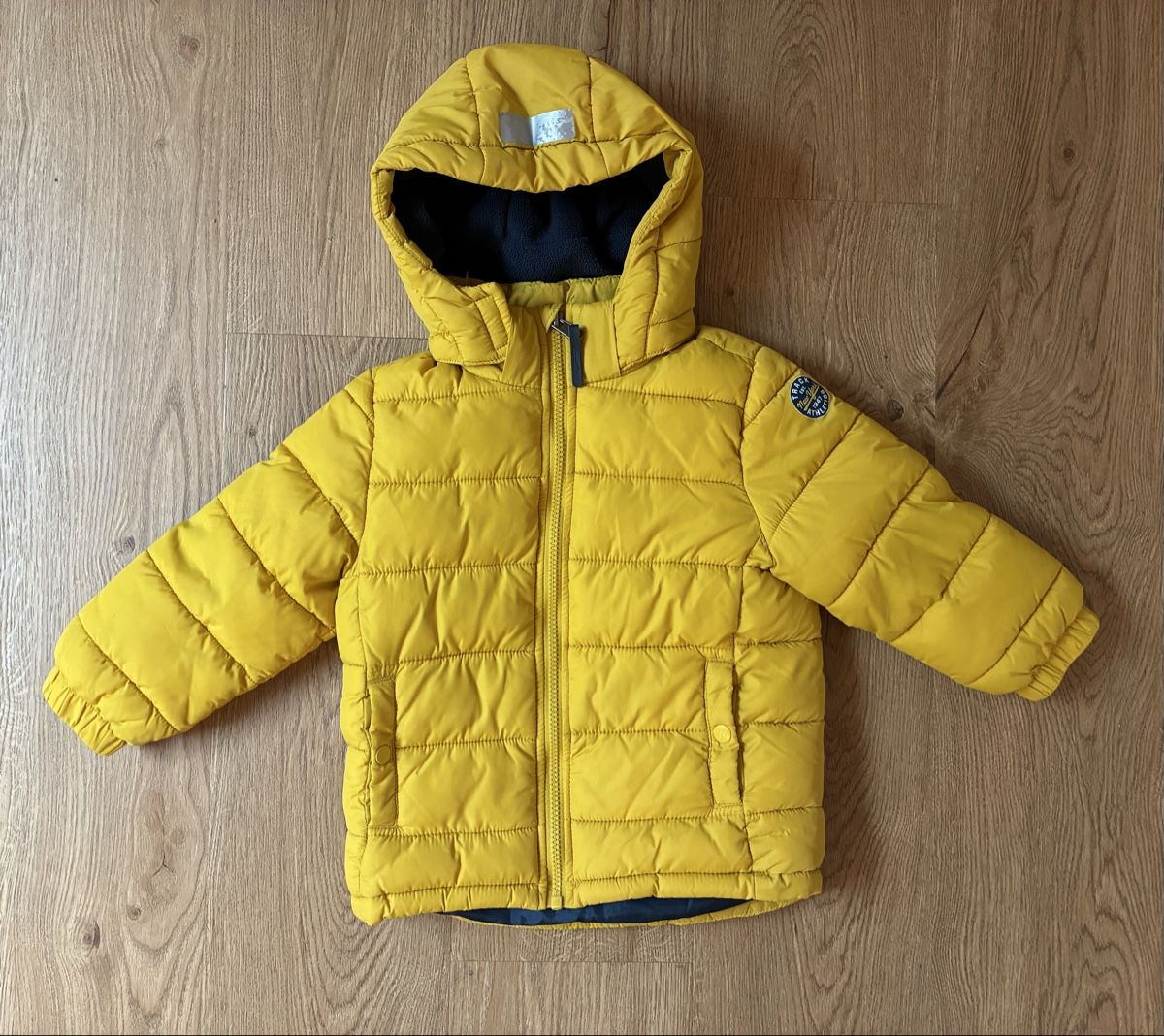 H&M Vestes & Manteaux: Winterjacke Grösse 98 – D'occasion à Witterswil par Livee