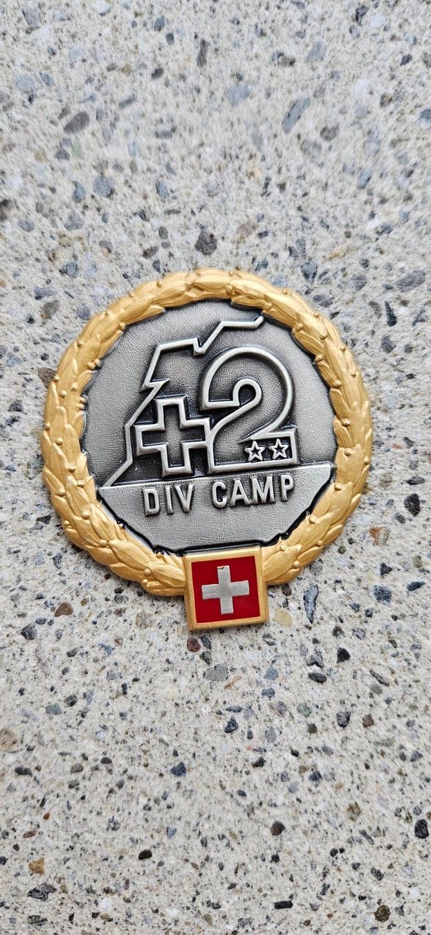 Schweizer Armee Placchette & Badge: *** Beretemblem Gold Offizier Schweizer Armee *** – Nuovo e nell'imballaggio originale da Riedholz venduto da fr_sIruP